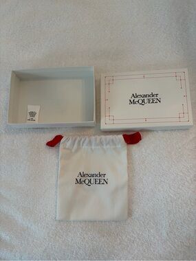 Alexander McQUEEN Gift Bob and Dust Bag